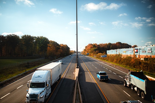 Optimizing Delivery Efficiency: The Pros and Cons of Fixed Routes and Real-Time Adaptation
